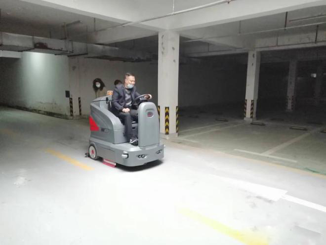 台湾小区物业保洁不用人力改用驾驶式洗地机了